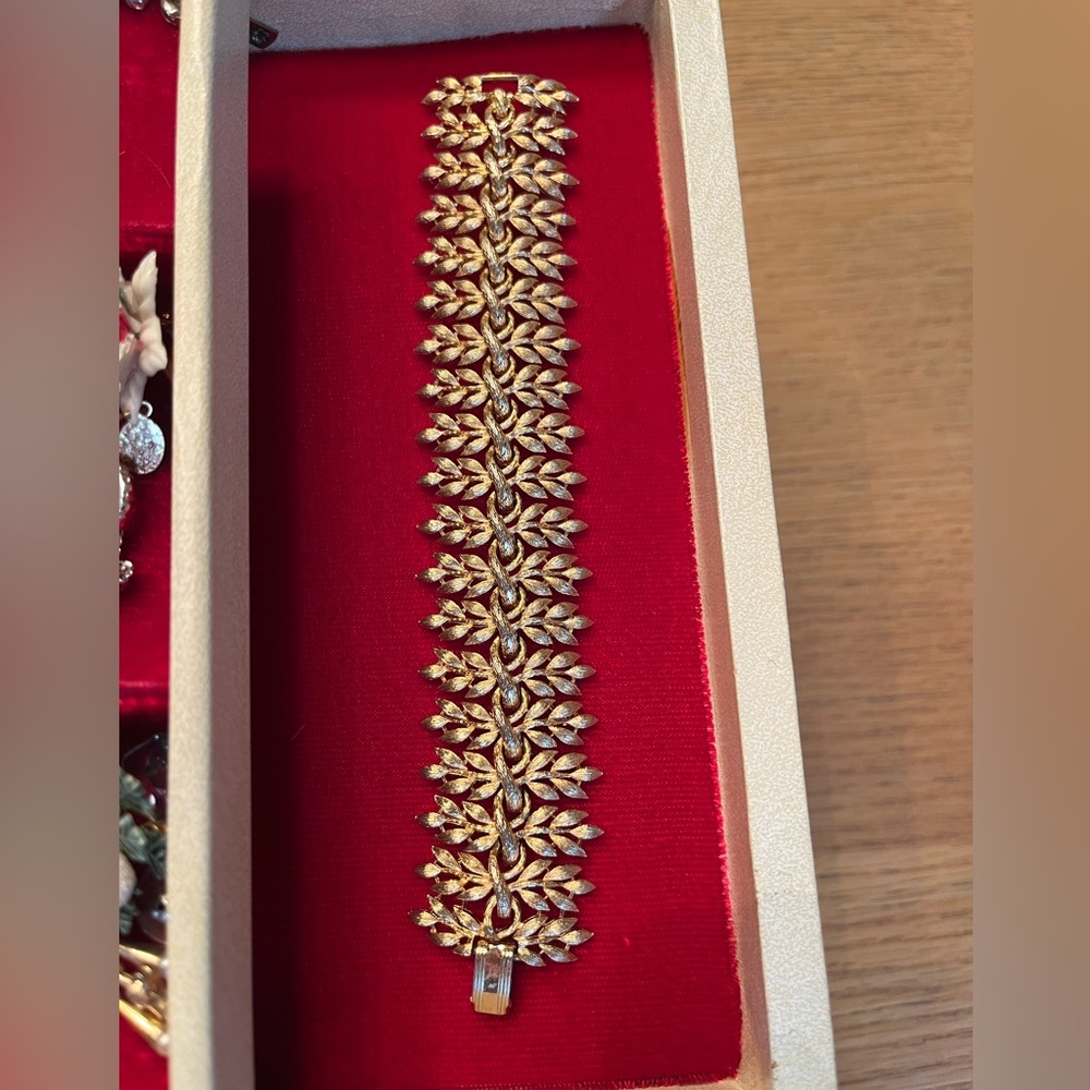 Elegant Gold Leaf Bracelet